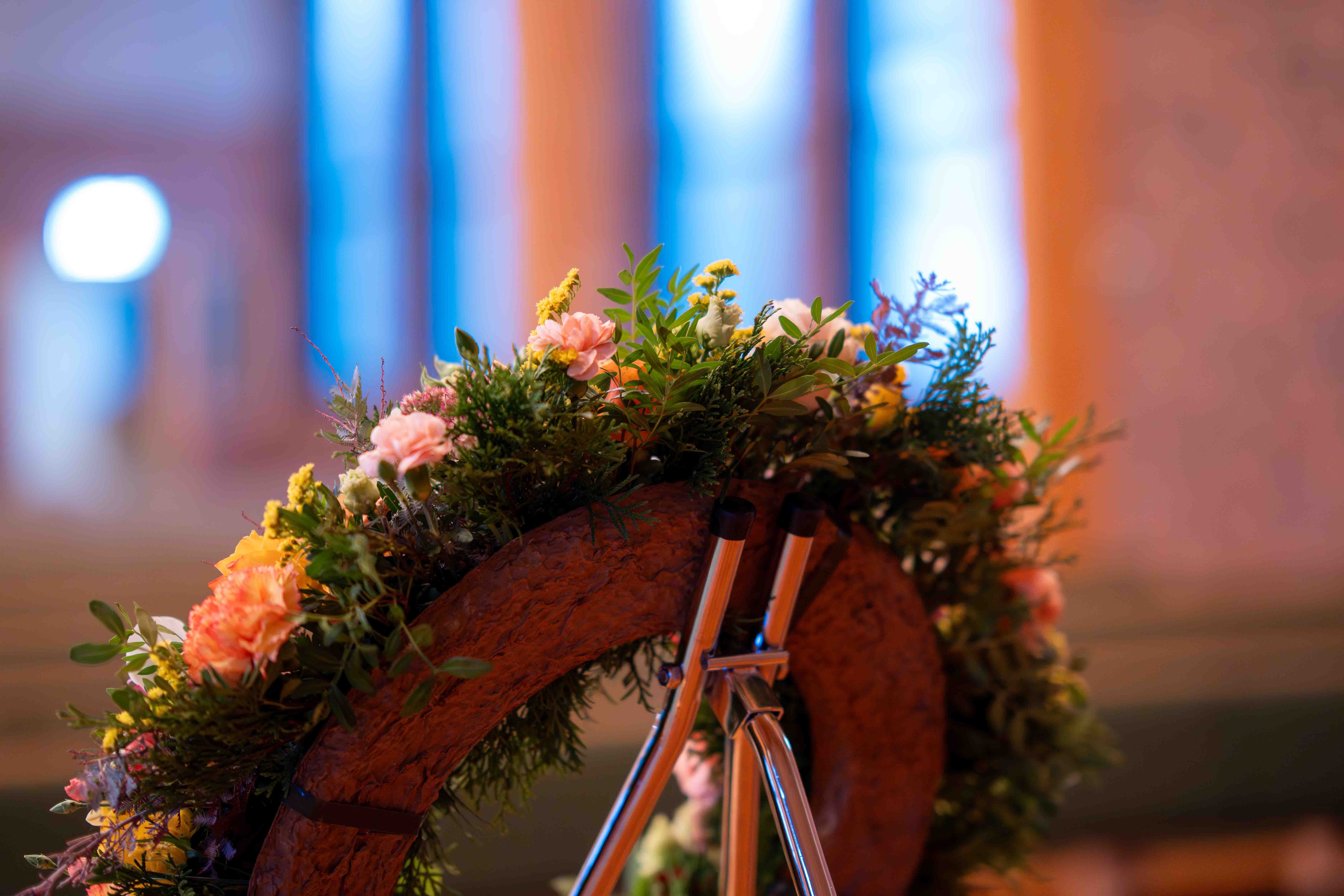 Blomsterkrans i kirkerom